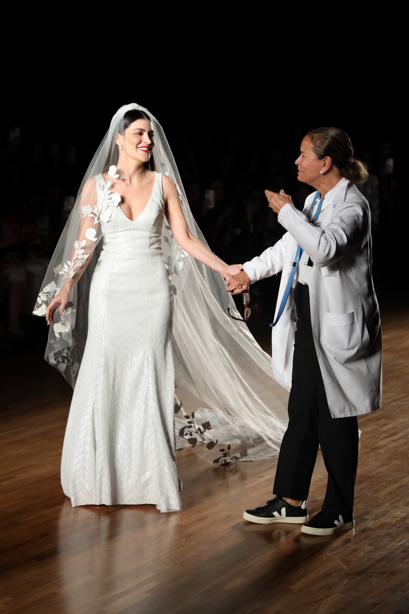 Patricia Viera ao lado da noiva em seu desfile (Foto: Lucas Ramos/Agência Brazil News