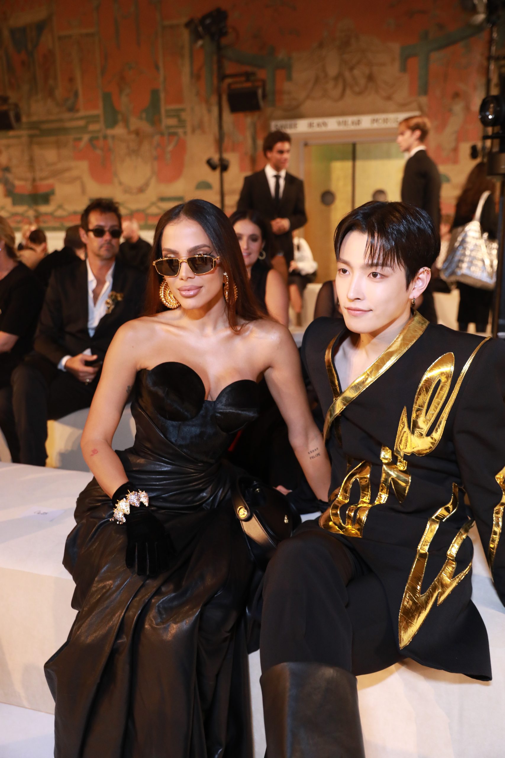 Anitta e Hong Joong do grupo de K-Pop Ateez (Foto: Iude/Divulgação)