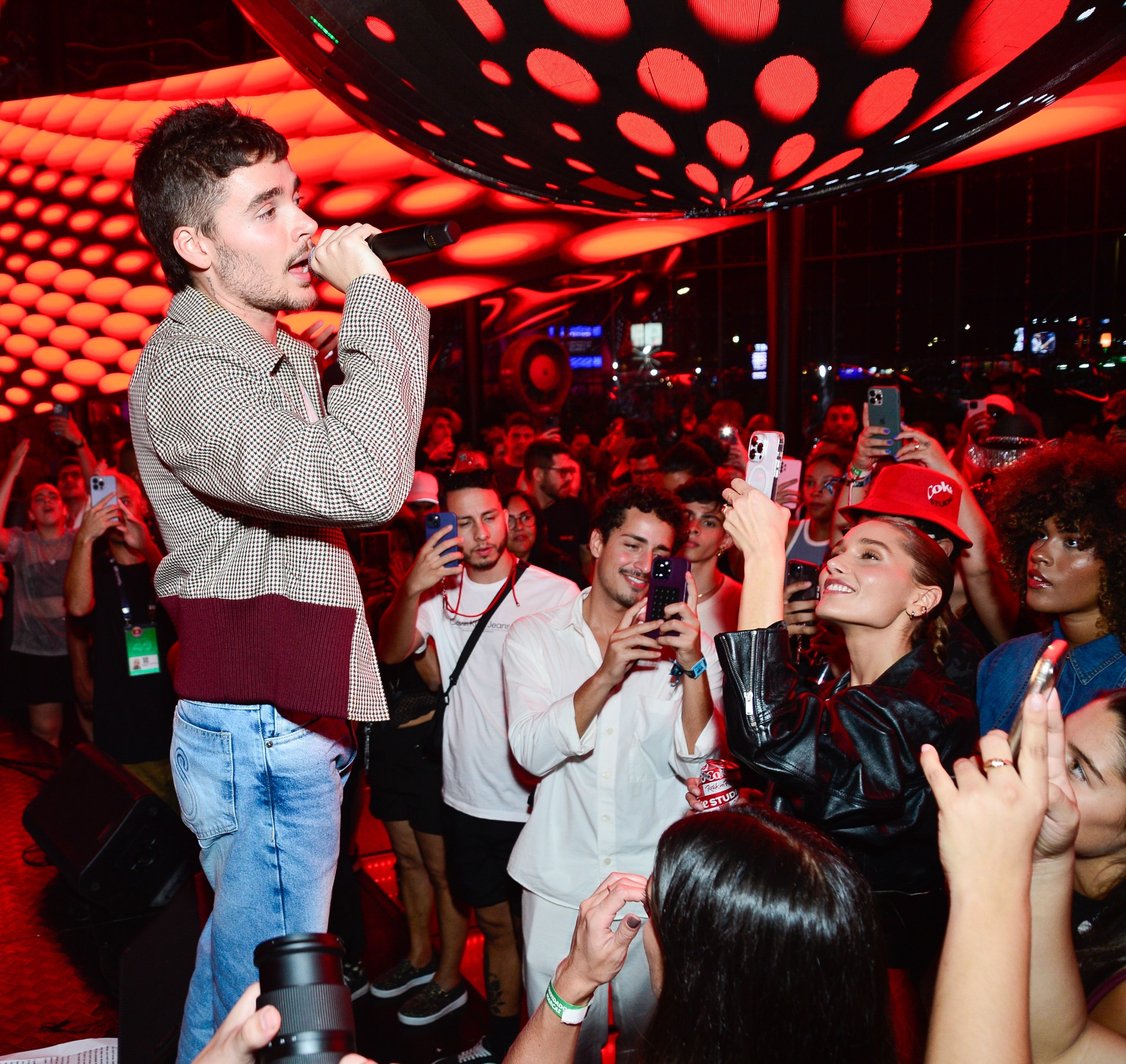 João Lucas canta obsrevado por Sasha (Foto: Brazil News)