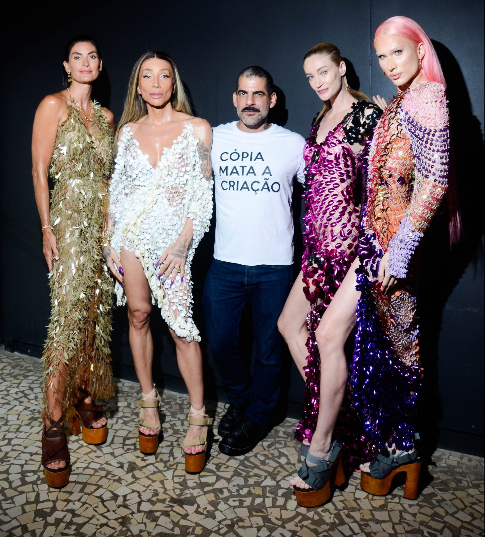 Gustavo Silvestre ao lado de Isabela Fiorentino, Maya Massafera, Vivi Orth e Halessia (Foto: Andr´r Rufno/Divulgação)