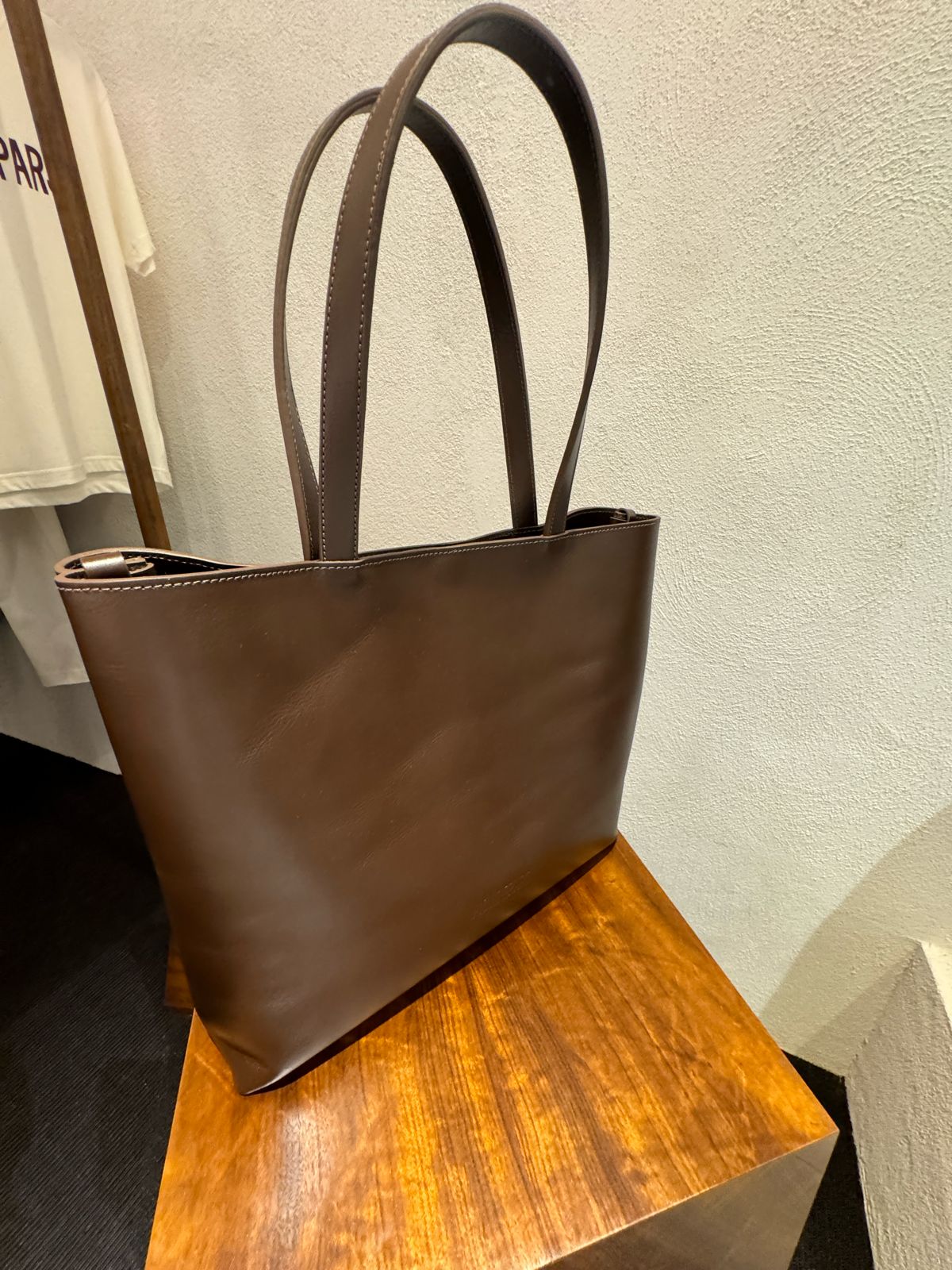 Bolsa tote "João", inspirada no marido dela, que sempre a ajuda a criar os acessórios (Foto: Giovanna Montanhan)