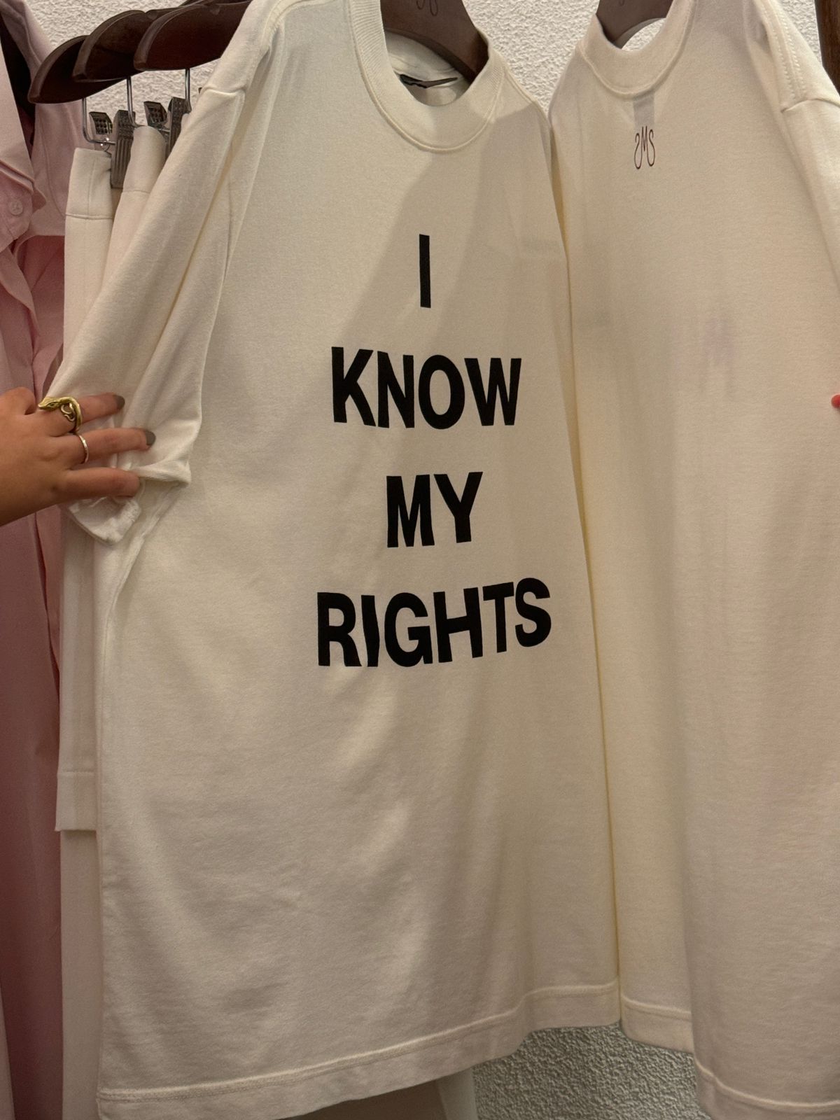 Camiseta com lucro destinado à instituição I Know My Rights - IKMR (Foto: Giovanna Montanhan)