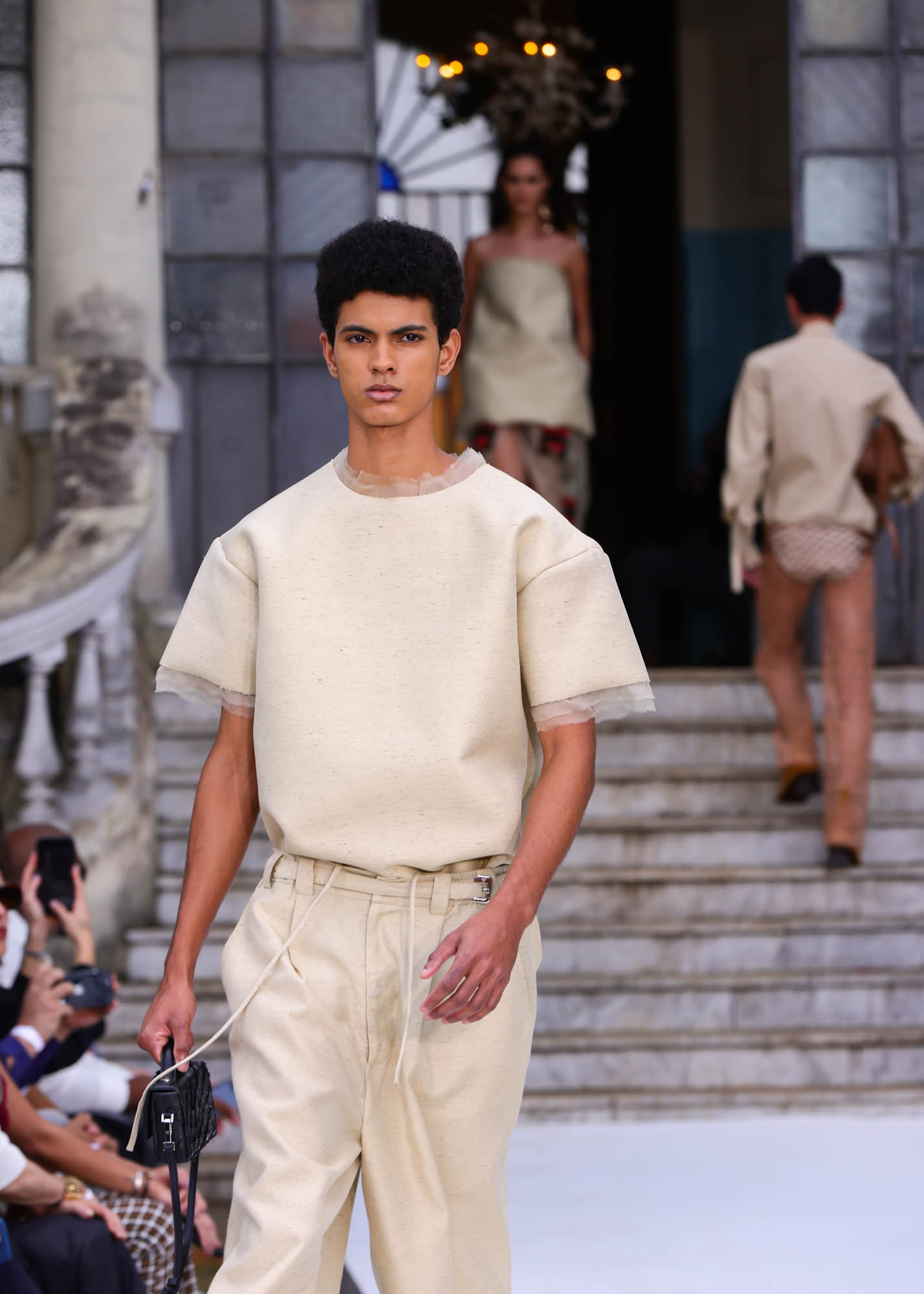 Desfile da Misci traz peça feita malha de colete à prova de bala (Foto: Brazil News)